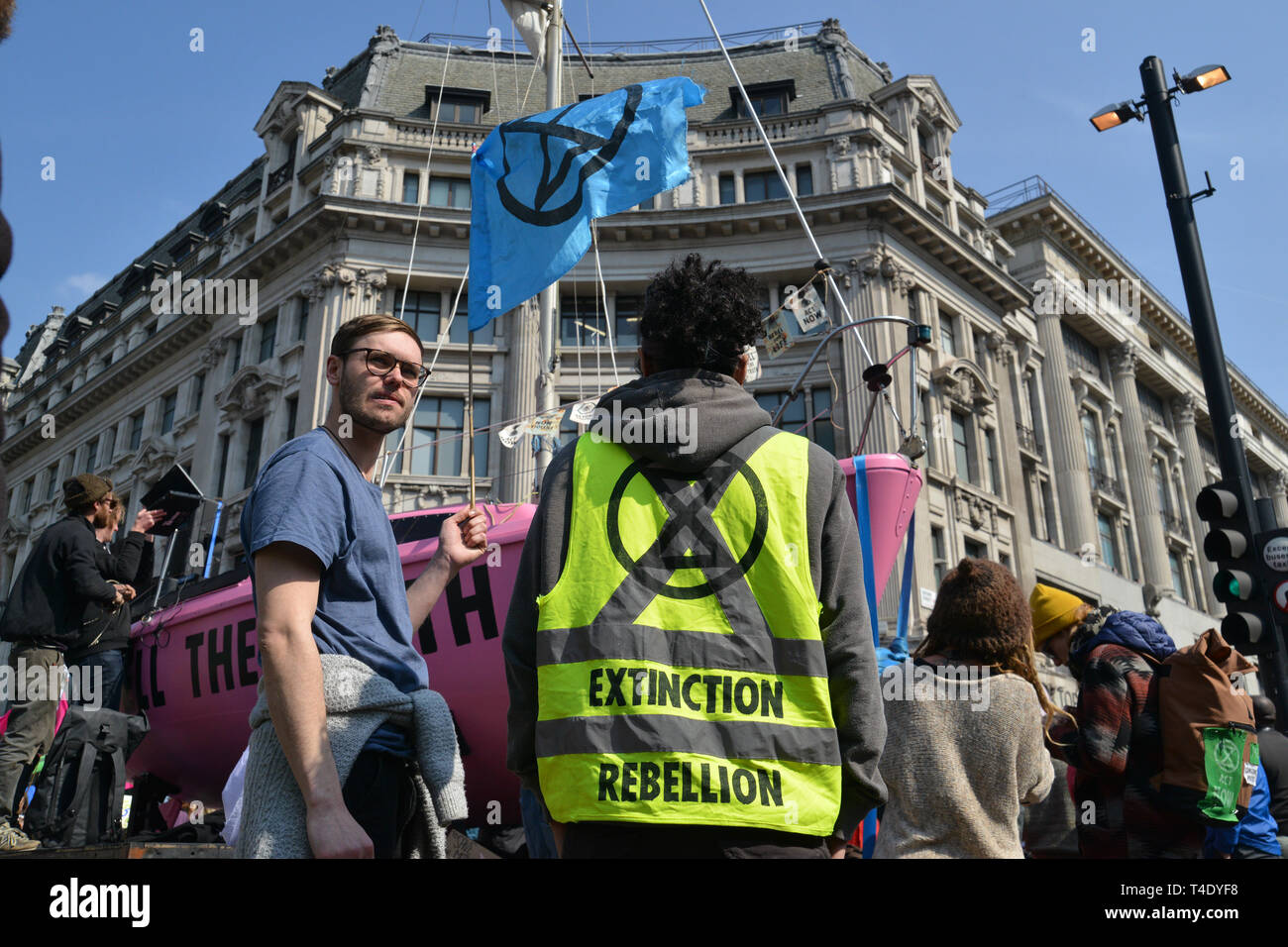 Umweltaktivisten vom Aussterben Rebellion friedlich Sperrung des Verkehrs in der Oxford Street, London geführt. Stockfoto