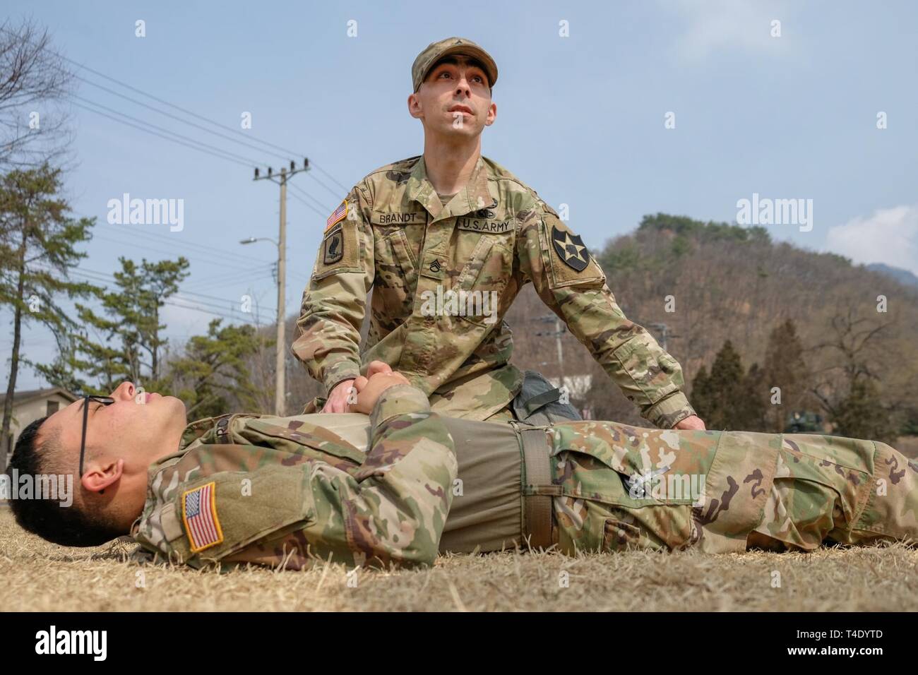 Staff Sgt. Randy Brandt, heimisch in Owosso, Michigan, combat medic Specialist, der Sitz und die Hauptverwaltung Batterie, 6 Battalion, 37th Field Artillery Regiment zugeordnet, 210Th Field Artillery Brigade, erklärt, wie zu bewerten und einen Unfall während des Sergeants, März 28, 2019, Camp Casey, Republik Korea behandeln. Brandt führte die Klasse für eine Gruppe von 210Th FAB Soldaten in Vorbereitung auf die anstehenden 2-ID am besten Krieger Wettbewerb, April 15-19. Stockfoto