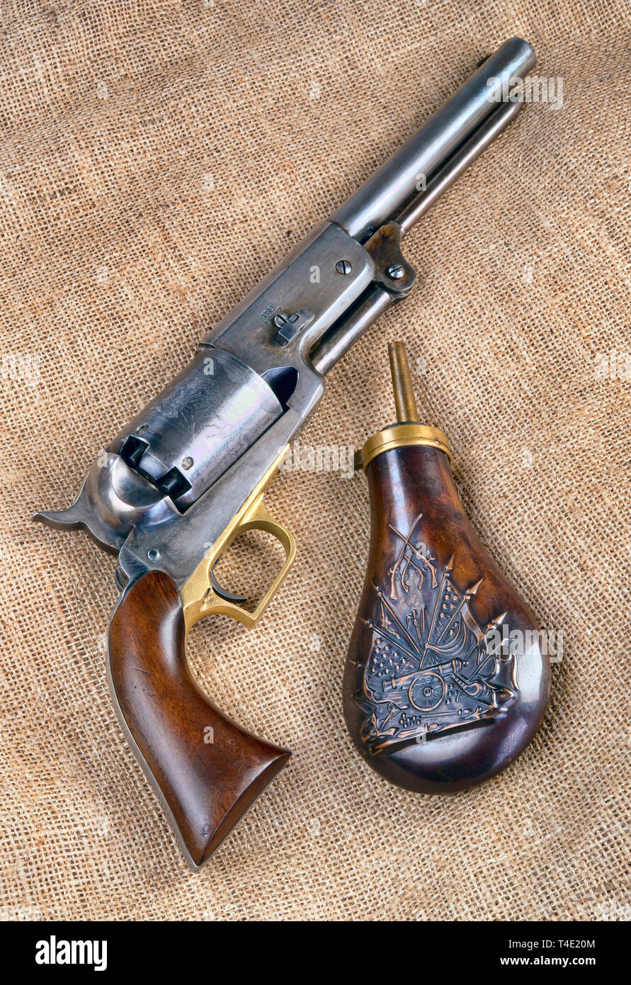 Antike Cowboy percussion Pistole und Kupfer Schießpulver Kolben. Stockfoto