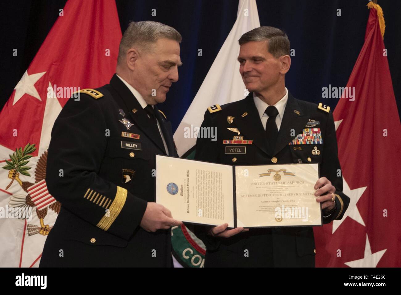 Us-Armee General Joseph L. Votel (rechts) hält die Citation für seine Defense Distinguished Service Medal, die während seiner Pensionierung Zeremonie, Tampa, Florida, 28. März 2019. Us-Generalstabschef Gen. Mark A. Milley (links) die Zeremonie gehostet werden. Stockfoto