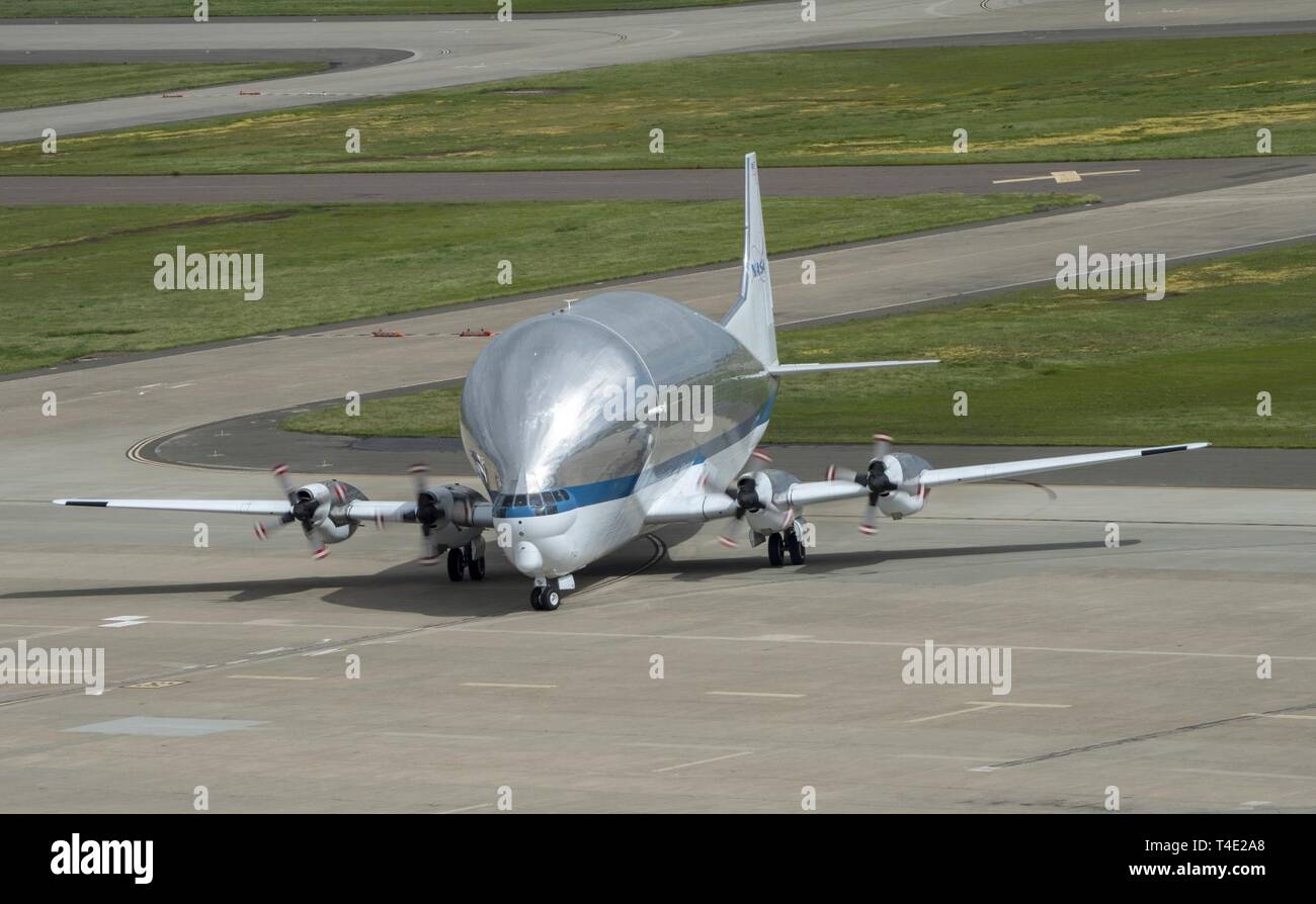 A B-377-SG/SGT Super Guppy kommt an Travis Air Force Base, Kalifornien in der Vorbereitung für die "Donner über der Bucht "Air Show, 28. März 2019. Die zweitägige Veranstaltung Auftritte von der US Air Force Thunderbirds Antenne demonstration Team, U.S. Army Golden Knights Fallschirm Team, Überführungen und statische wird angezeigt. Die Veranstaltung geehrt Heimatstadt Helden wie Polizisten, Feuerwehrleute, Krankenschwestern, Lehrer und Bürger, deren selbstlose Arbeit ihren Gemeinschaften sicherer gemacht und verbessert die Lebensqualität. Stockfoto