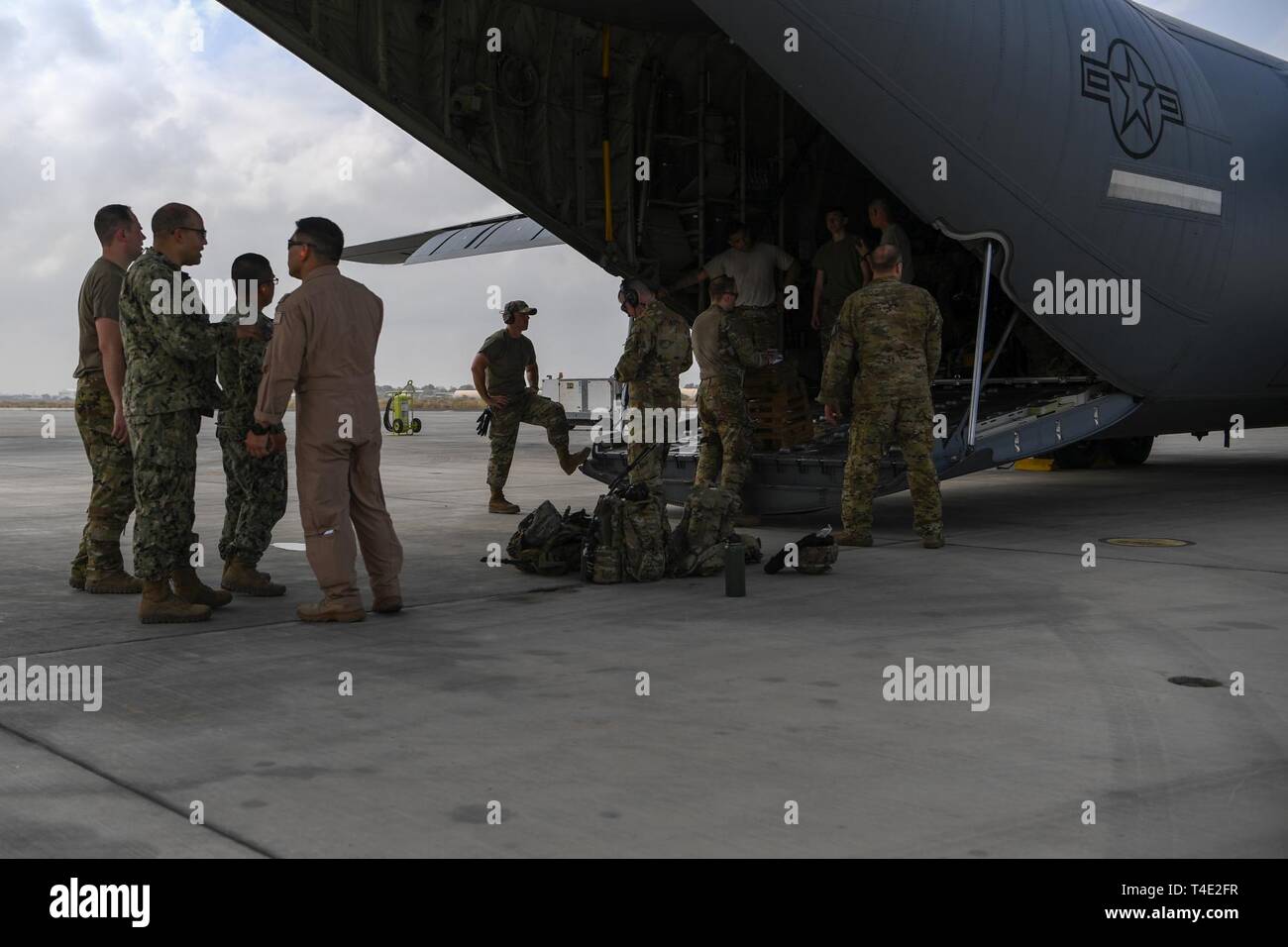 Us-service Mitglieder Unterstützung von Combined Joint Task Force-Horn von Afrika (CJTF-HOA) bereiten liefert, Personal und Ausrüstung im Camp Lemonnier, Dschibuti, 26. März 2019, für die AMERIKANISCHE Abteilung von Hilfsmaßnahmen des Verteidigungsministeriums der Republik Mosambik und der umliegenden Gebiete nach dem Zyklon Idai. Mannschaften von CJTF-HOA, DoD Unterstützung von Hilfsmaßnahmen in Mosambik, begann der unmittelbaren Vorbereitung zu reagieren nach einem Aufruf zur Unterstützung der US-Agentur für Internationale Entwicklung Katastrophenhilfe Response Team. Stockfoto