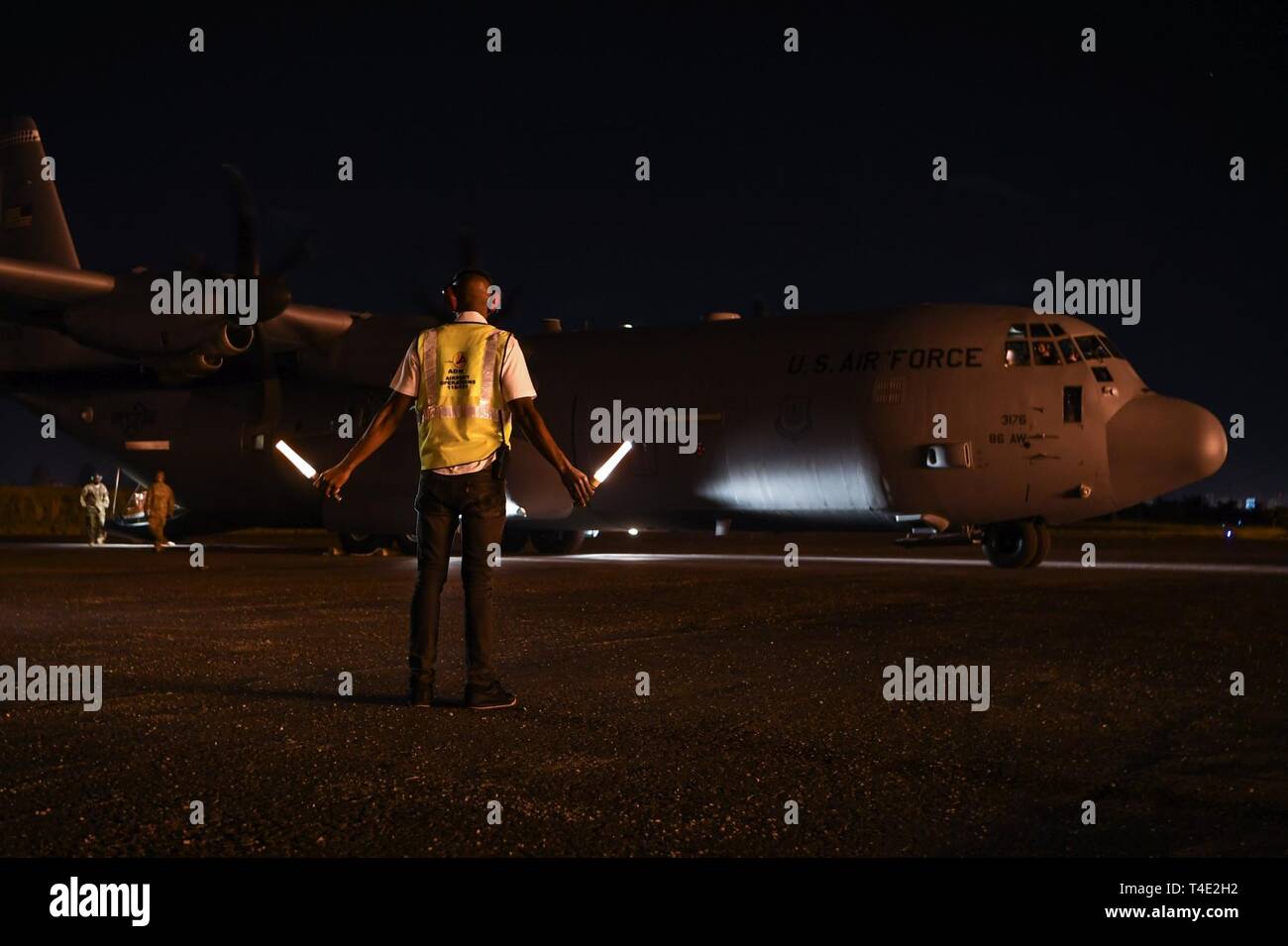 Us-service Mitglieder Unterstützung von Combined Joint Task Force-Horn von Afrika (CJTF-HOA) kommen mit Zubehör, Personal und Ausrüstung zum Internationalen Flughafen in Maputo, Mosambik, 27. März 2019, für die AMERIKANISCHE Abteilung von Hilfsmaßnahmen des Verteidigungsministeriums der Republik Mosambik und der umliegenden Gebiete nach dem Zyklon Idai. Mannschaften von CJTF-HOA, DoD Unterstützung von Hilfsmaßnahmen in Mosambik, begann der unmittelbaren Vorbereitung zu reagieren nach einem Aufruf zur Unterstützung der US-Agentur für Internationale Entwicklung Katastrophenhilfe Response Team. Stockfoto