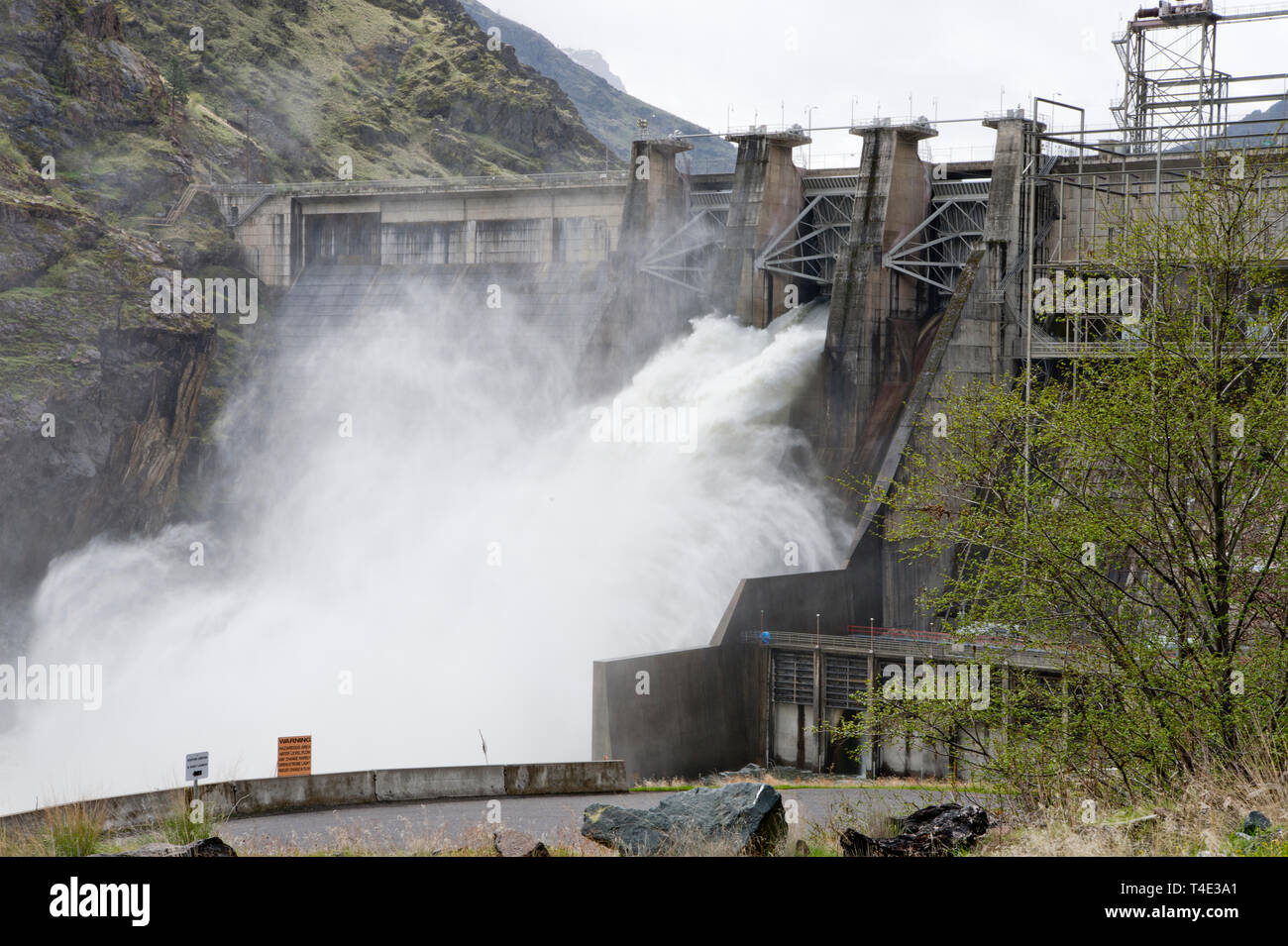 Hells Canyon Damm in Hells Canyon (Oregon/Idaho) Freigabe von rund 32.000 Kubikmeter pro Sekunde (CFS) Stockfoto