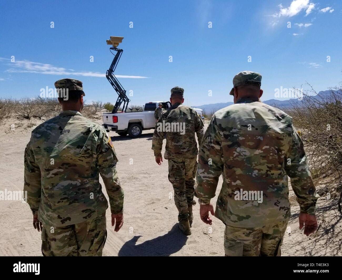 Generalleutnant Jeffrey Buchanan besucht Soldaten aus erster Hand zu sehen und zu erhalten, Updates auf ihre Rolle zur Unterstützung der CBP die Erkennung und Überwachung von Mission entlang der südwestlichen Grenze. Stockfoto