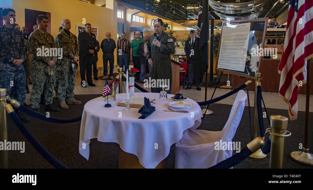 OAK Harbor, Washington (29. März 2019) Kapitän Matt Arny, kommandierender Offizier der Naval Air Station Whidbey Island, führt die Gastredner, die Veteranen der Kriege nach 7392, während einer Vietnam Veteranen Wertschätzung Mittagessen im Namen der nationalen Vietnam Veterans Day statt. Präsident Donald J. Trumpf 29. März, der letzte Tag der amerikanischen Kriegsgefangenen im Norden Vietnams im Jahre 1973 abgehalten wurden, als Nationale Vietnam Veteranen Tag zu Ehren der Service für mehr als 6,6 Millionen Menschen, die Vietnam Veteranen und ihren Familien. Stockfoto