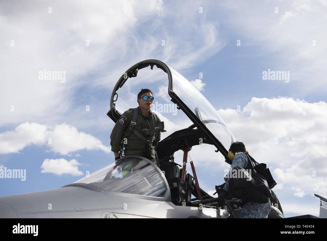 Ein Pilot aus der 428th Fighter Squadron steht oben im Cockpit seiner F-15 Strike Eagle SG März 21, 2019, an der Roten Fahne auf der Nellis Air Force Base, Nevada. Red Flag ist Premiere der Welt air-to-air Combat Training übung. Stockfoto