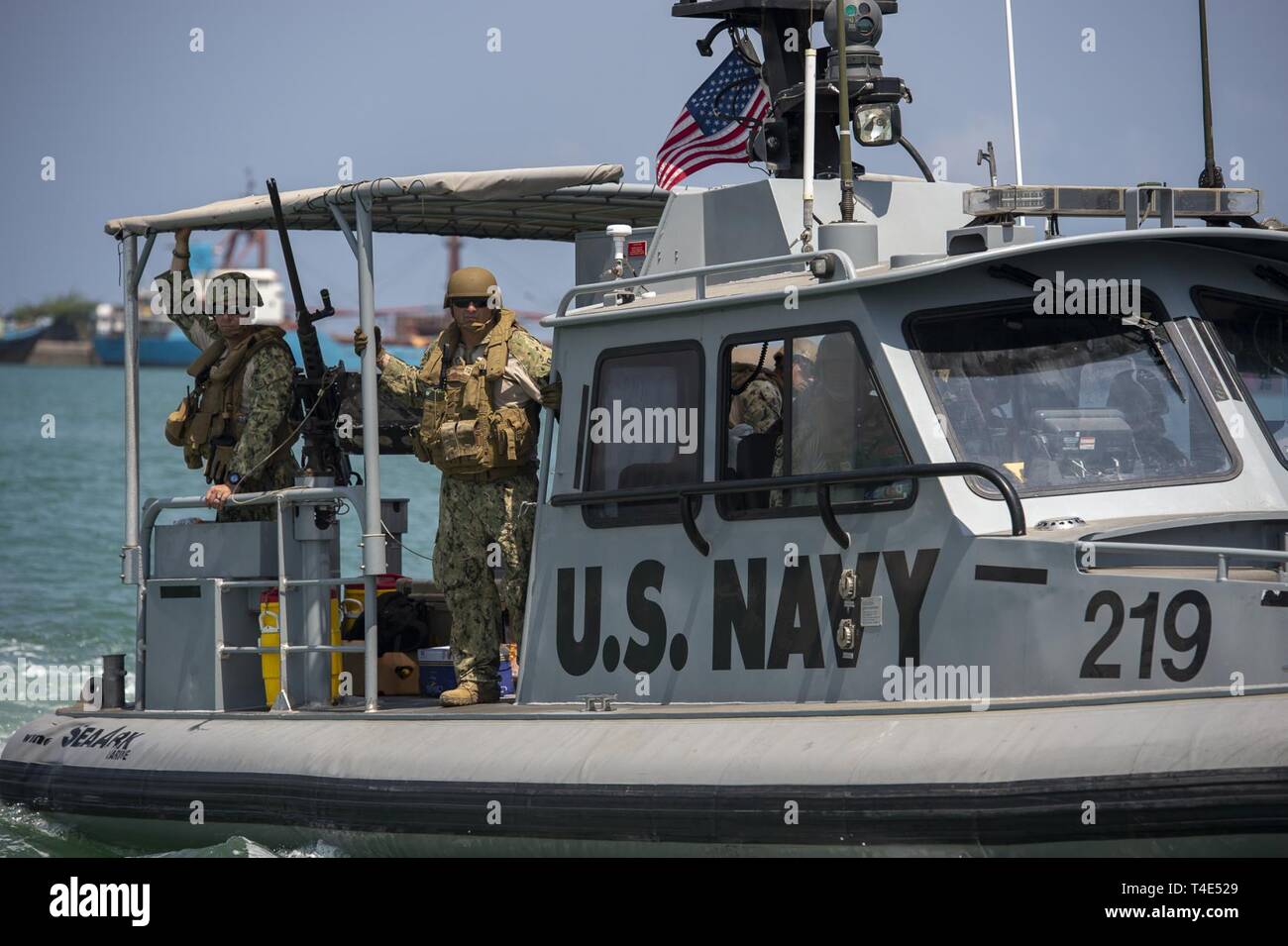 Golf von TADJOURA, Dschibuti - U.S. Navy taktische Patrouillenboote, zu Befehl Task Group (CTG) 68,6 zugewiesen vom Camp Lemonnier, sorgen für Sicherheit an militärische Sealift Command flotte Auffüllung öler USNS Tippecanoe (T-AO-199), wie es der Hafen von Dschibuti, März 30, 2019 fährt. Camp Lemonnier ist eine Installation, die USA ermöglicht, Verbündeten und Partner nation Kräfte, wo und wann sie benötigt werden Sicherheit in Europa, Afrika und Südwestasien zu gewährleisten. Stockfoto