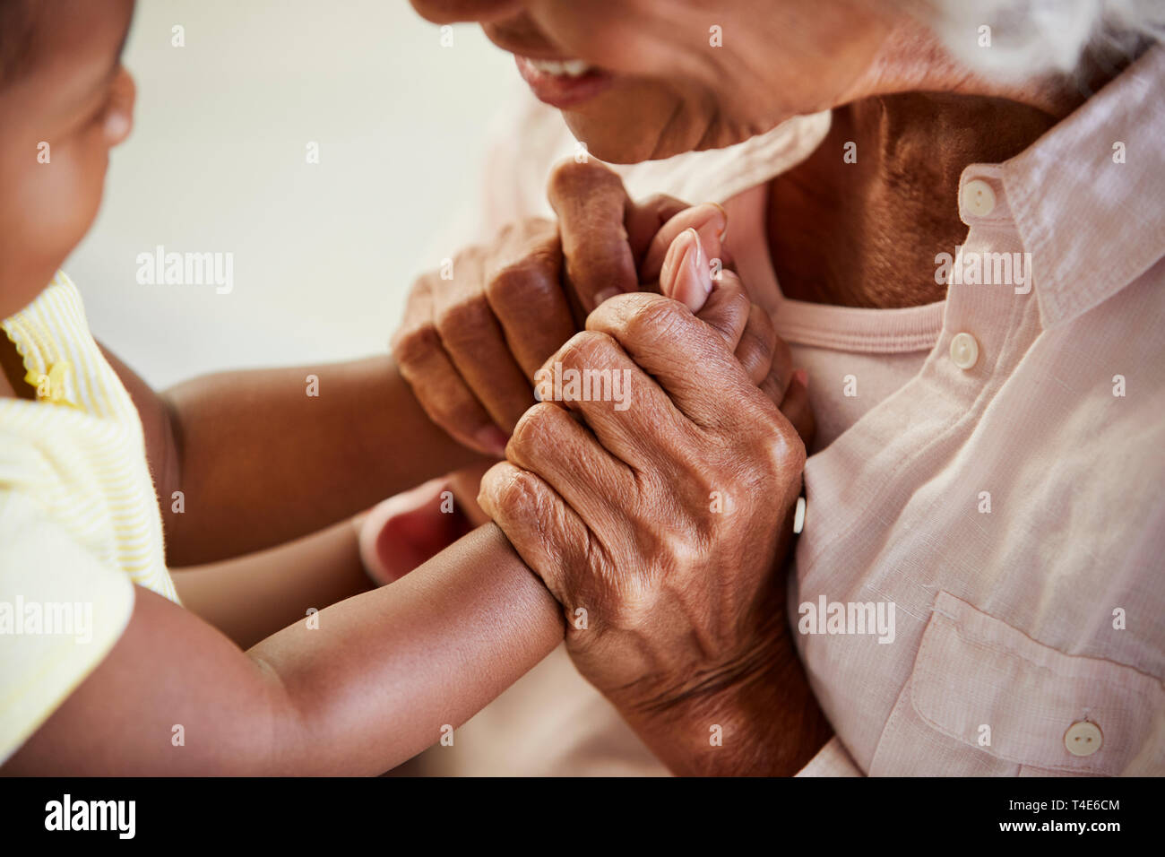 In der Nähe der Großmutter Hände mit Baby Enkelin spielen Spiel zusammen Stockfoto