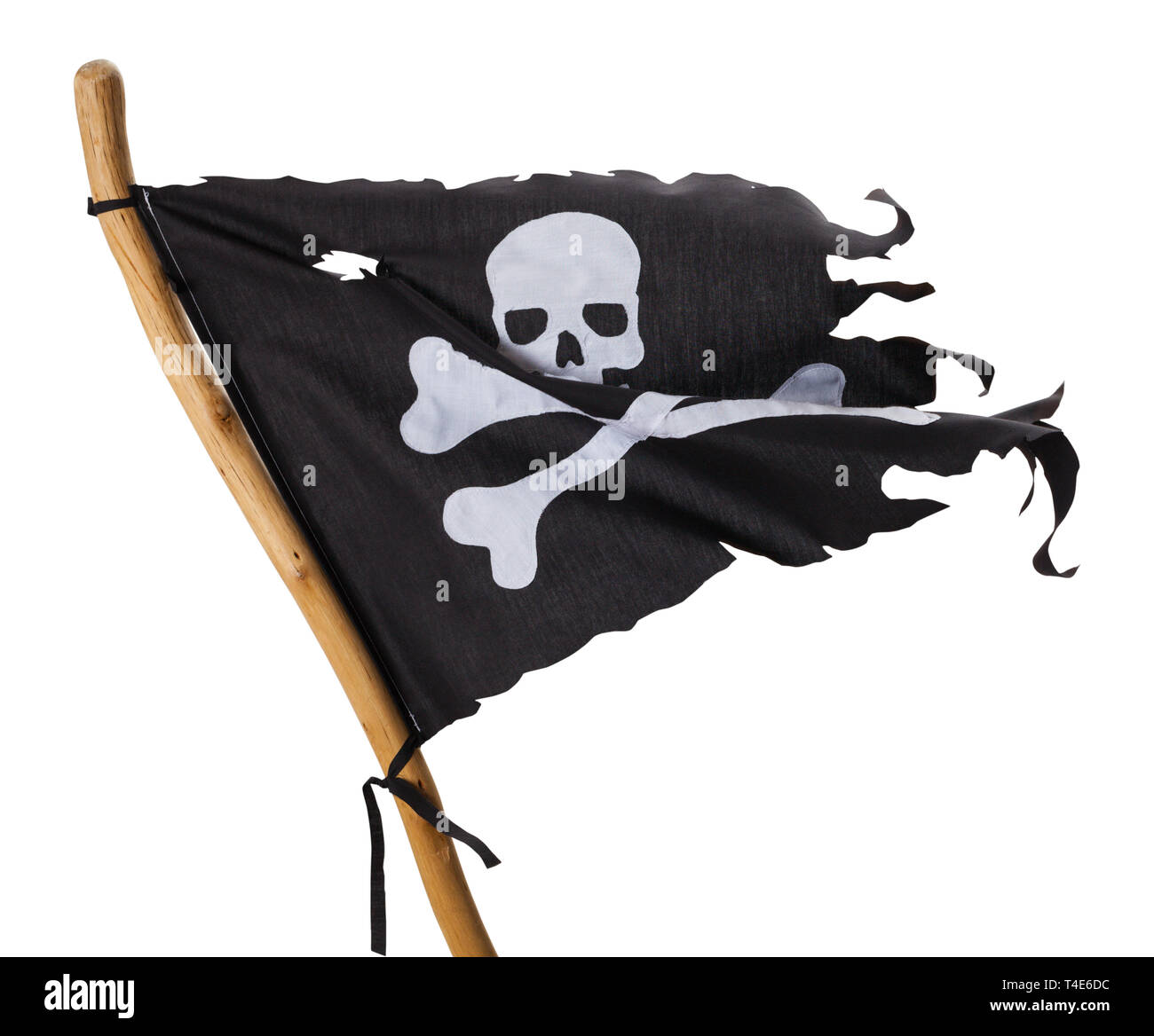 Flying zerrissen Piratenflagge isoliert auf weißem Hintergrund. Stockfoto