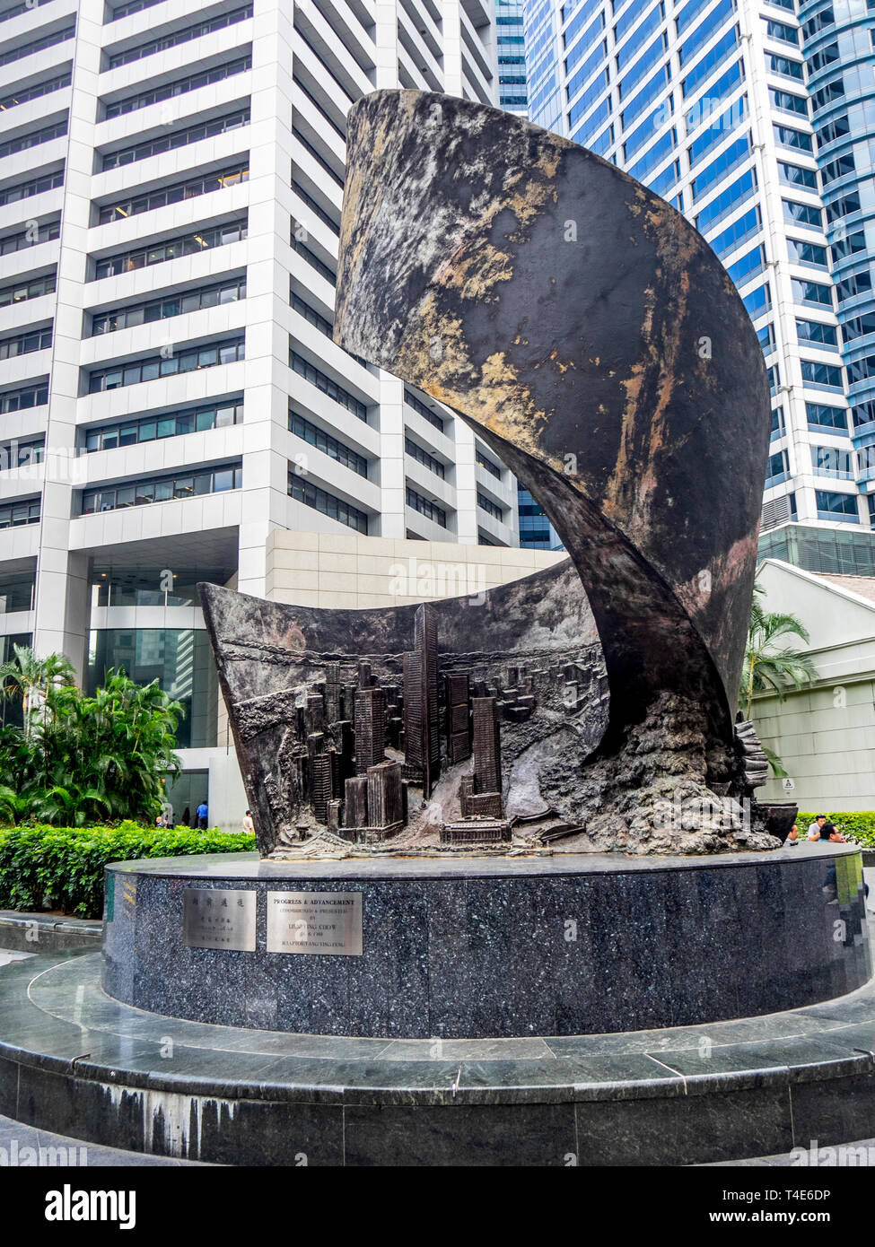 "Fortschritt und Weiterentwicklung' Bronze Skulptur von Yang-Ying Feng öffentlichen Kunstwerken in der Innenstadt von Singapur angezeigt. Stockfoto