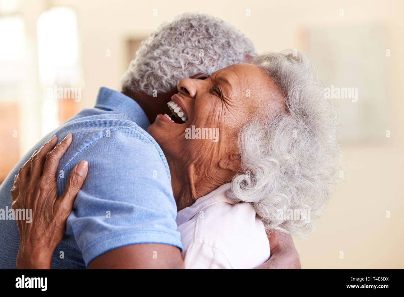 Profil Schuß liebevolle Senior Paar umarmen zu Hause zusammen Stockfoto