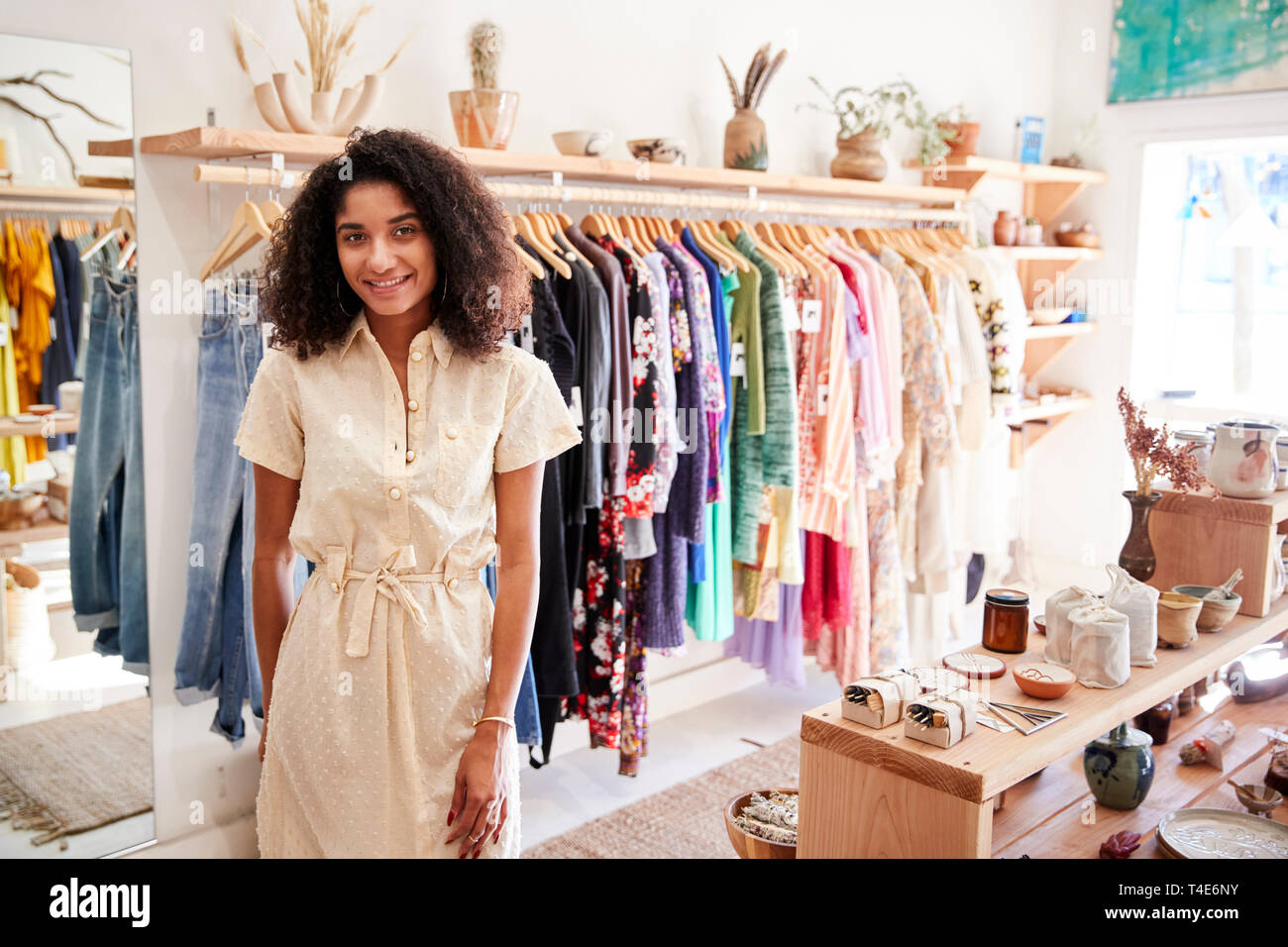 Porträt der Besitzerin der Unabhängigen Kleidung und Geschenke Shop Stockfoto