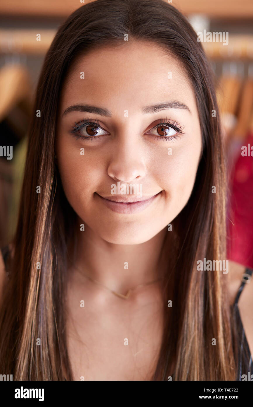 Portrait der weiblichen Kunden oder Eigentümer von Racks von Kleidung in Independent Fashion Store Stockfoto