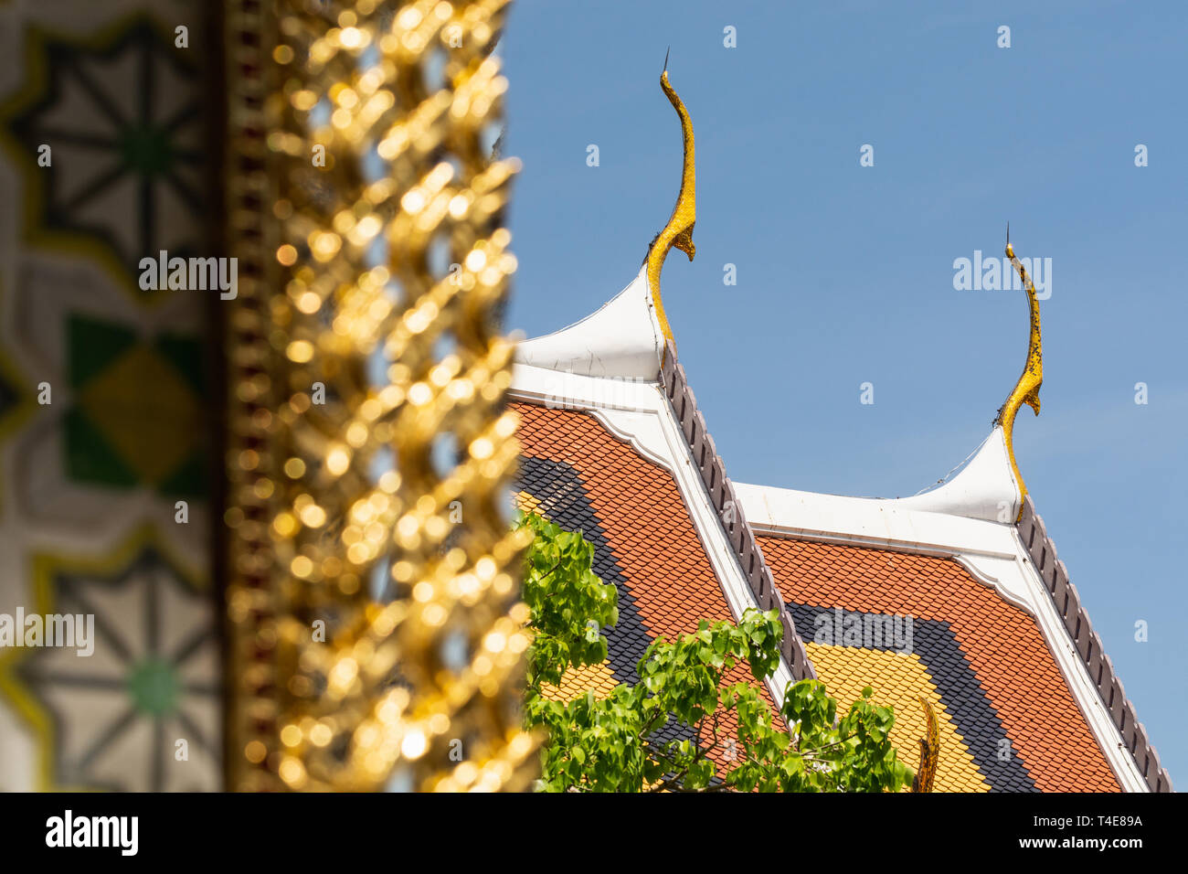 Detail der Smaragd Buddha Tempel Dach an einem sonnigen Tag in Bangkok, Thailand. Stockfoto