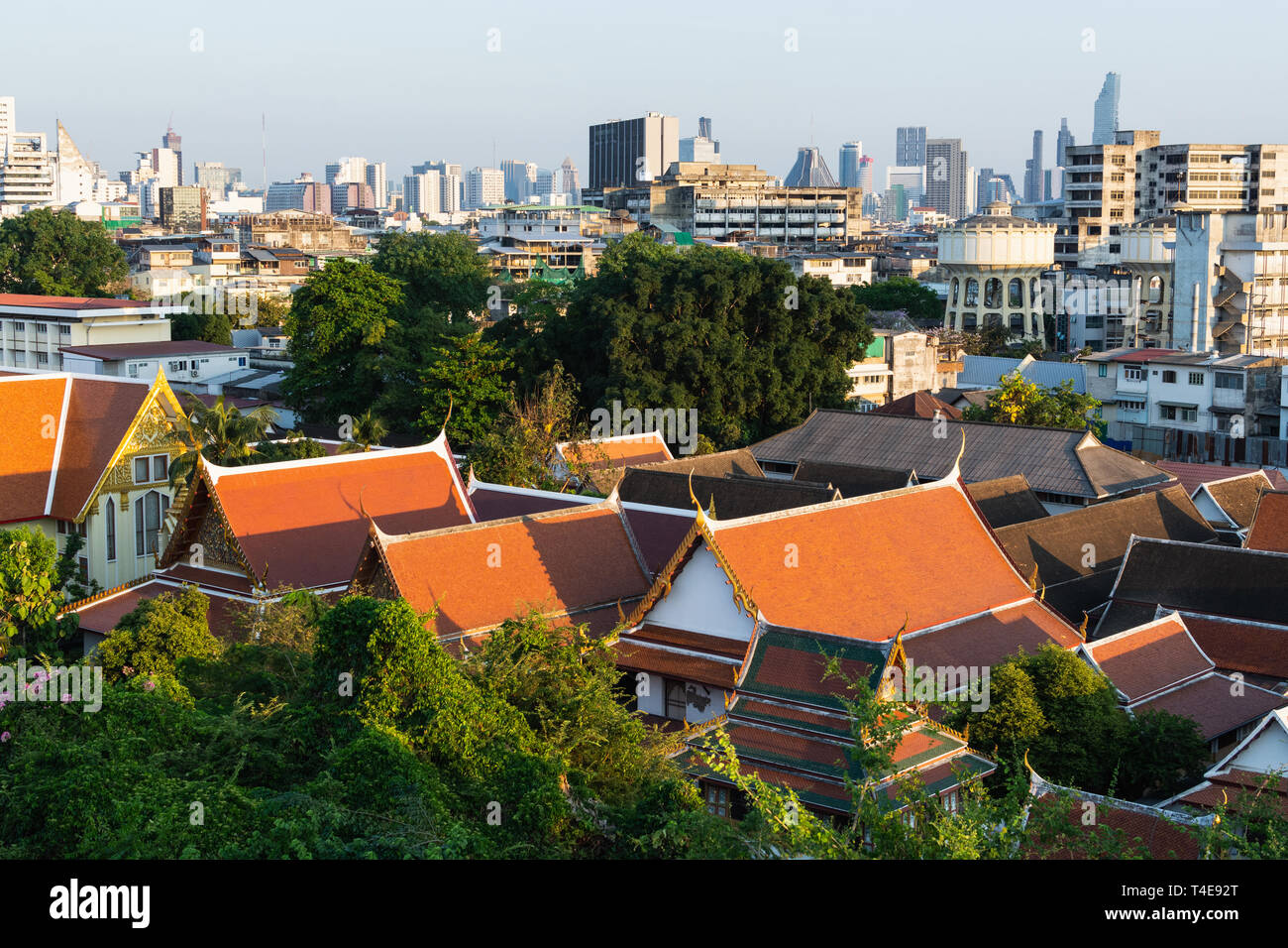 Panoramablick auf die Skyline von Bangkok mit buddhistischen Kloster im Vordergrund, Thailand. Stockfoto