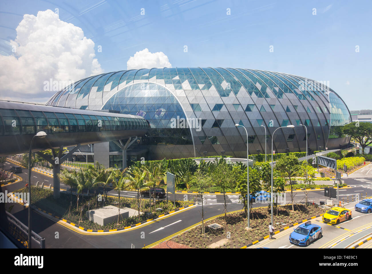 Kuppelförmige Fassade aus Stahl und Glas, die Menschen anspricht. Jewel Changi Airport ein beliebtes Einkaufserlebnis, Singapur Stockfoto