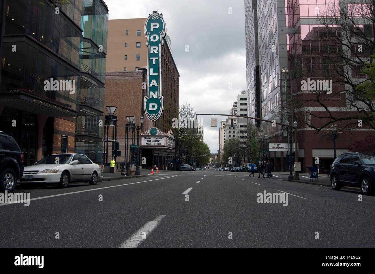 Die Arlene Schnitzer Concert Hall in der Innenstadt von Portland, oder verfügt über eine große Leuchtreklame, die lautet "Portland" über dem Bürgersteig. Stockfoto