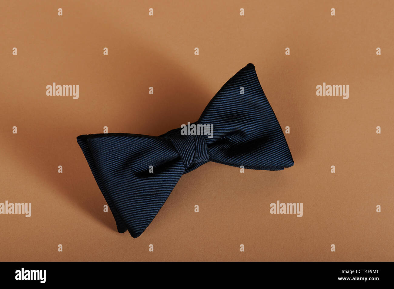 Classic dunkelblau Bow Tie Nähe zu sehen. Stockfoto