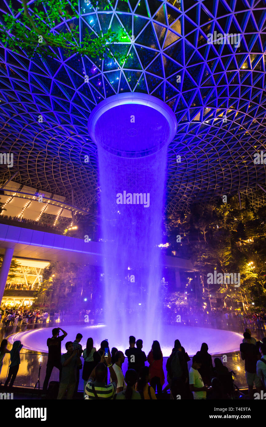 Regen Vortex Licht und Ton show in der Nacht an Juwel Changi Airport, Singapur Stockfoto