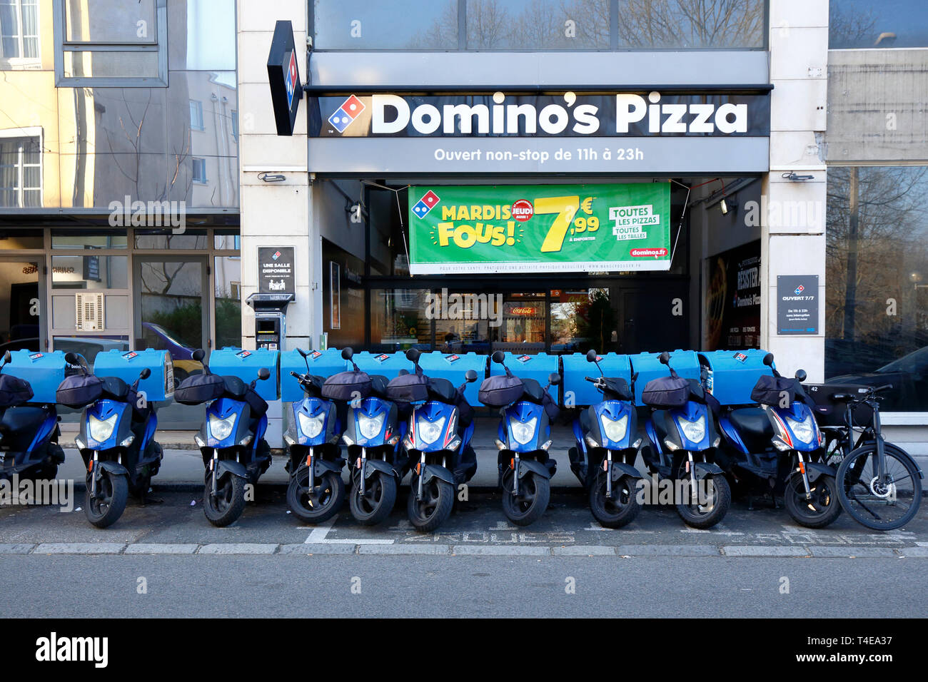 Domino's Pizza, 7 Rue de Margnolles, Caluire-et-Cuire, Lyon, Frankreich. Außenansicht eines Pizzaladens mit vielen Pizzalieferern draußen. Stockfoto
