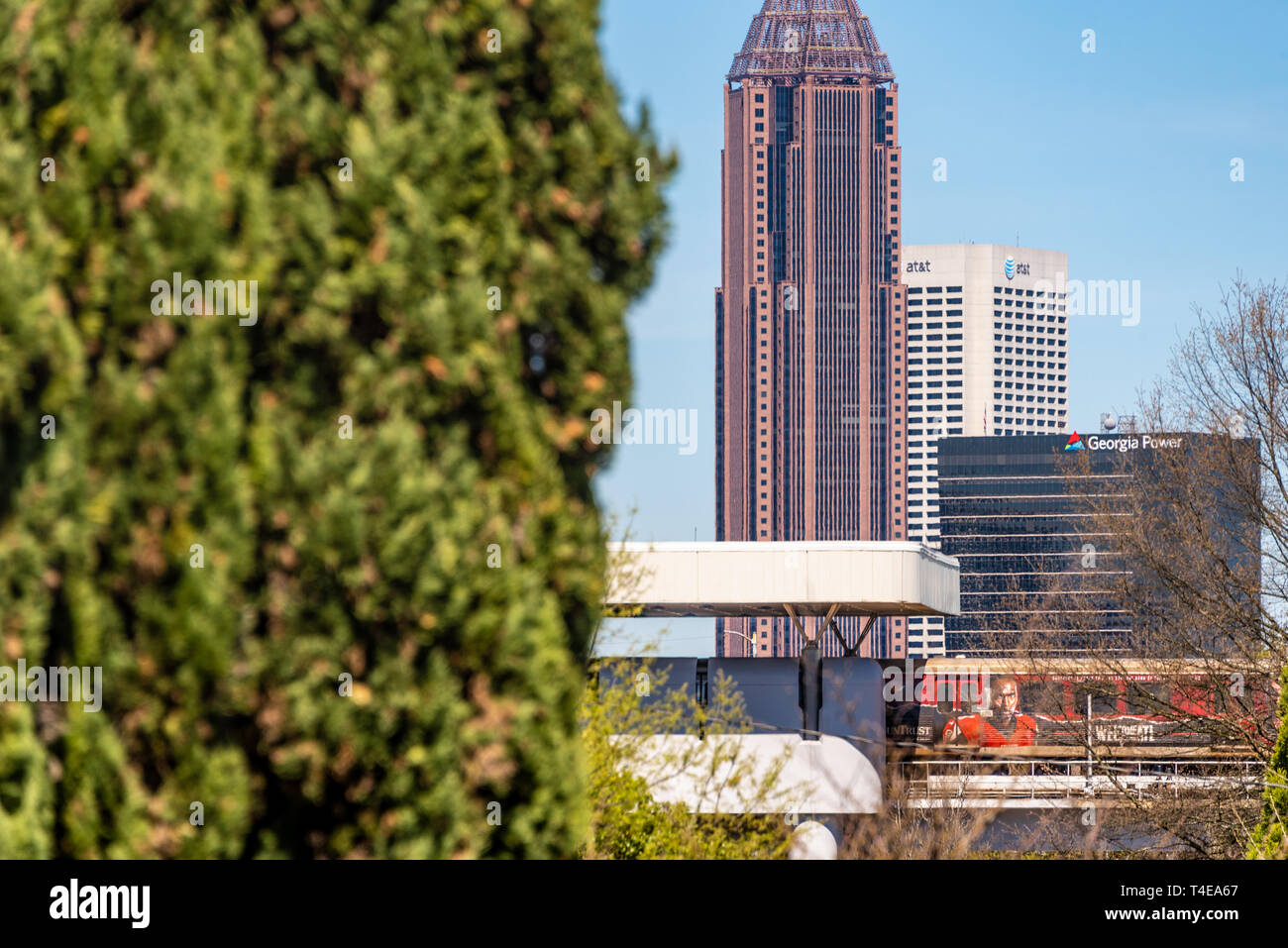 MARTA Zug im King Memorial Transit Station zwischen historischen Oakland Cemetery und der Innenstadt von Atlanta, Georgia. (USA) Stockfoto