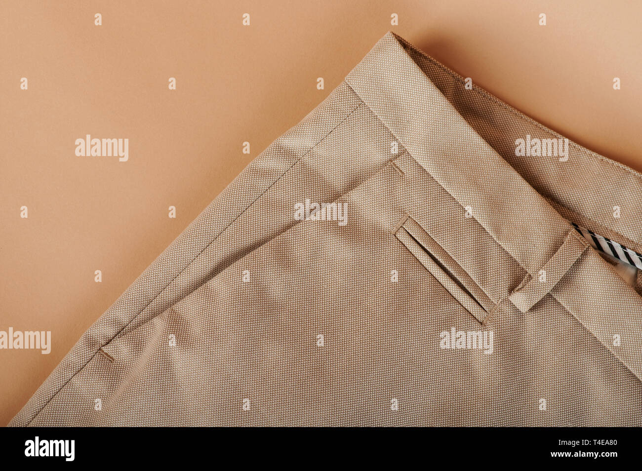 Nahaufnahme von klassischen Hosen Tasche auf beige Farbe Hintergrund Stockfoto