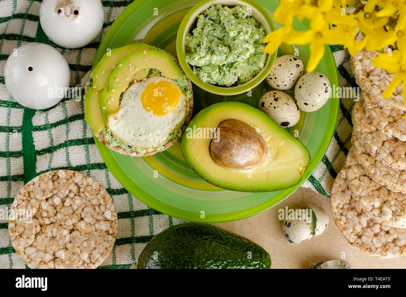 Buchweizen Knäckebrot mit Frischkäse, Spinat, Avocado und gebratene ...