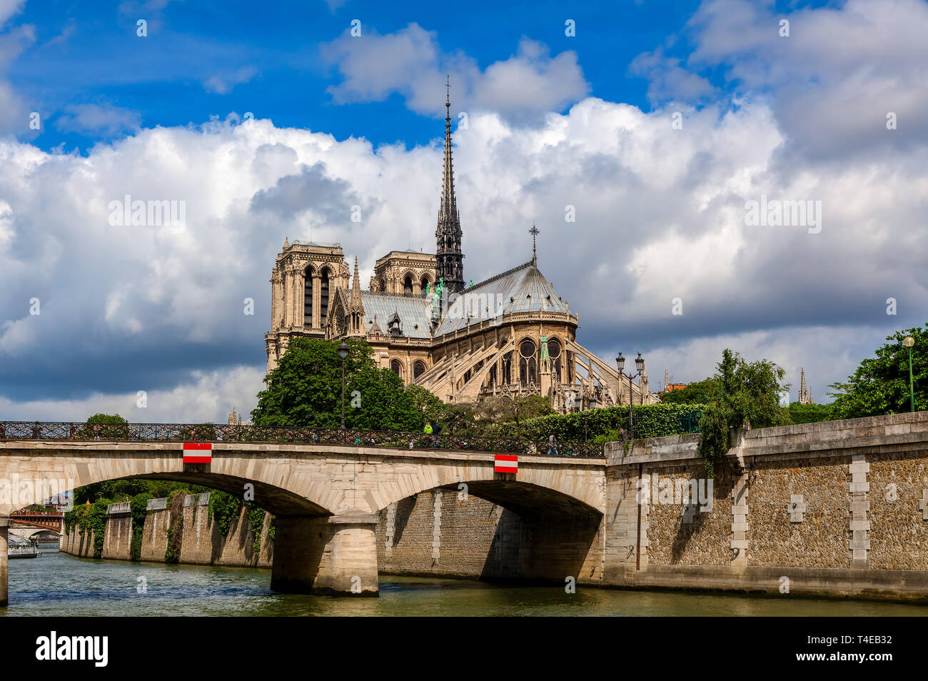 Ansicht der Brücke über den Fluss Seine und der berühmten Kathedrale Notre-Dame unter schönen Himmel in Paris, Frankreich. Stockfoto