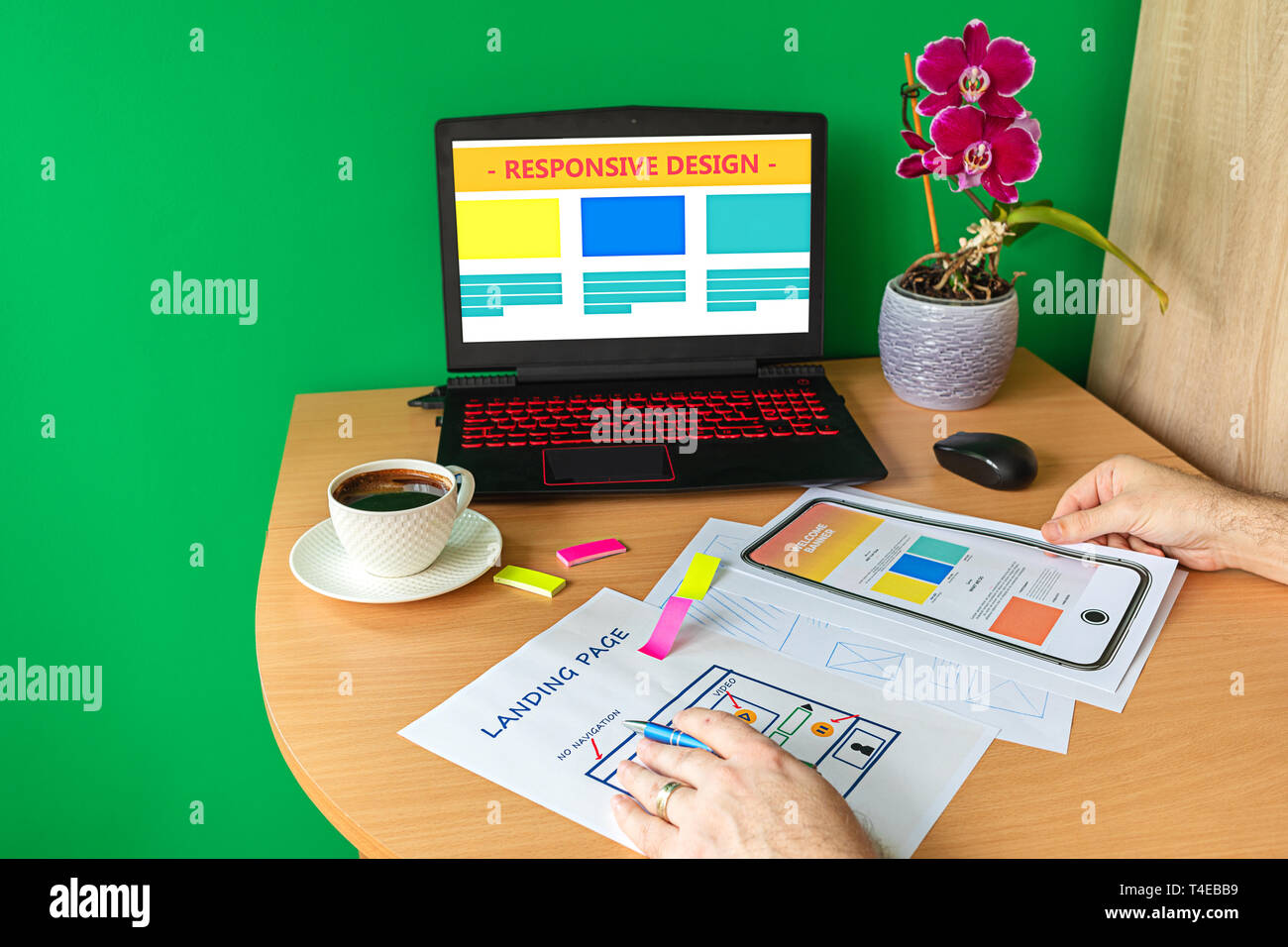 Mann Gestaltung landing page Website für mobile optimiert - Web Designer Hand skizzieren responsive moderne Website - kreatives Design Template Stockfoto