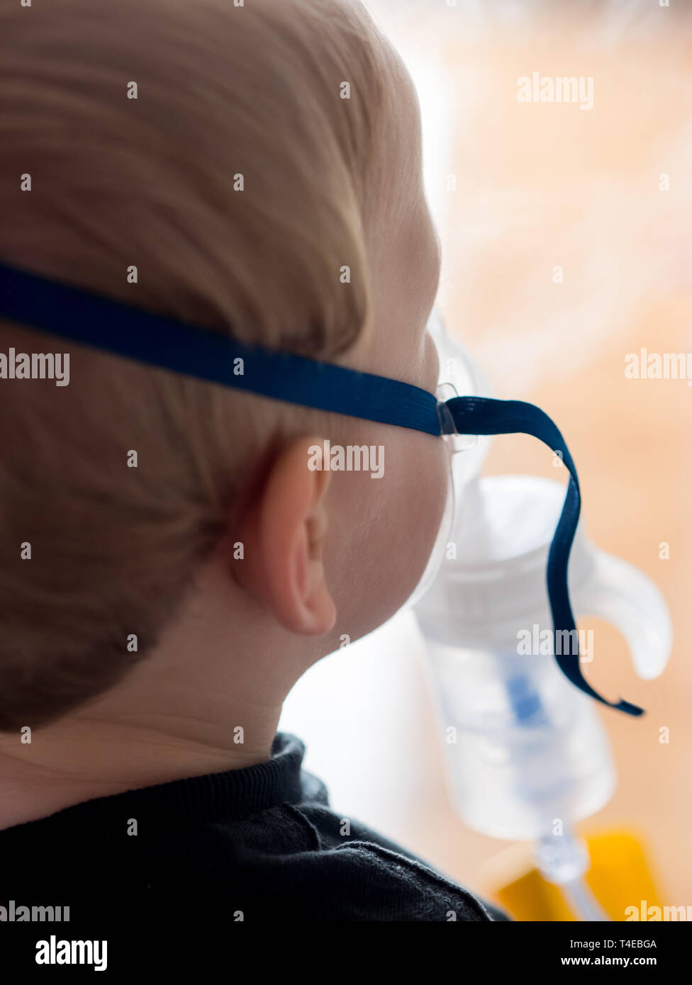 Kleiner Junge, inhaliation mit Sauerstoff Maske Rückansicht Stockfoto
