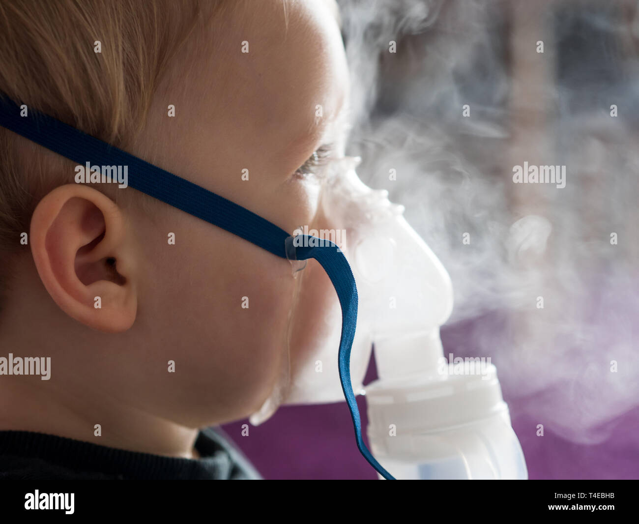 Kleines Kind inhalieren mit Sauerstoff Maske zu Hause Nahaufnahme  Stockfotografie - Alamy
