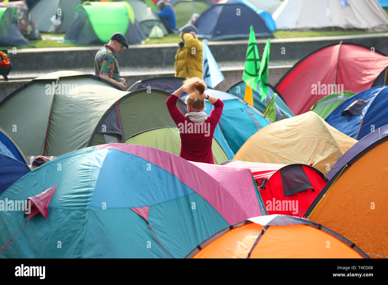 Aussterben Rebellion Demonstranten Camp in der Nähe von Marble Arch, London, als mehr als 100 Menschen wurden als Polizei beschäftigen sich mit Klimawandel Proteste festgenommen. Stockfoto