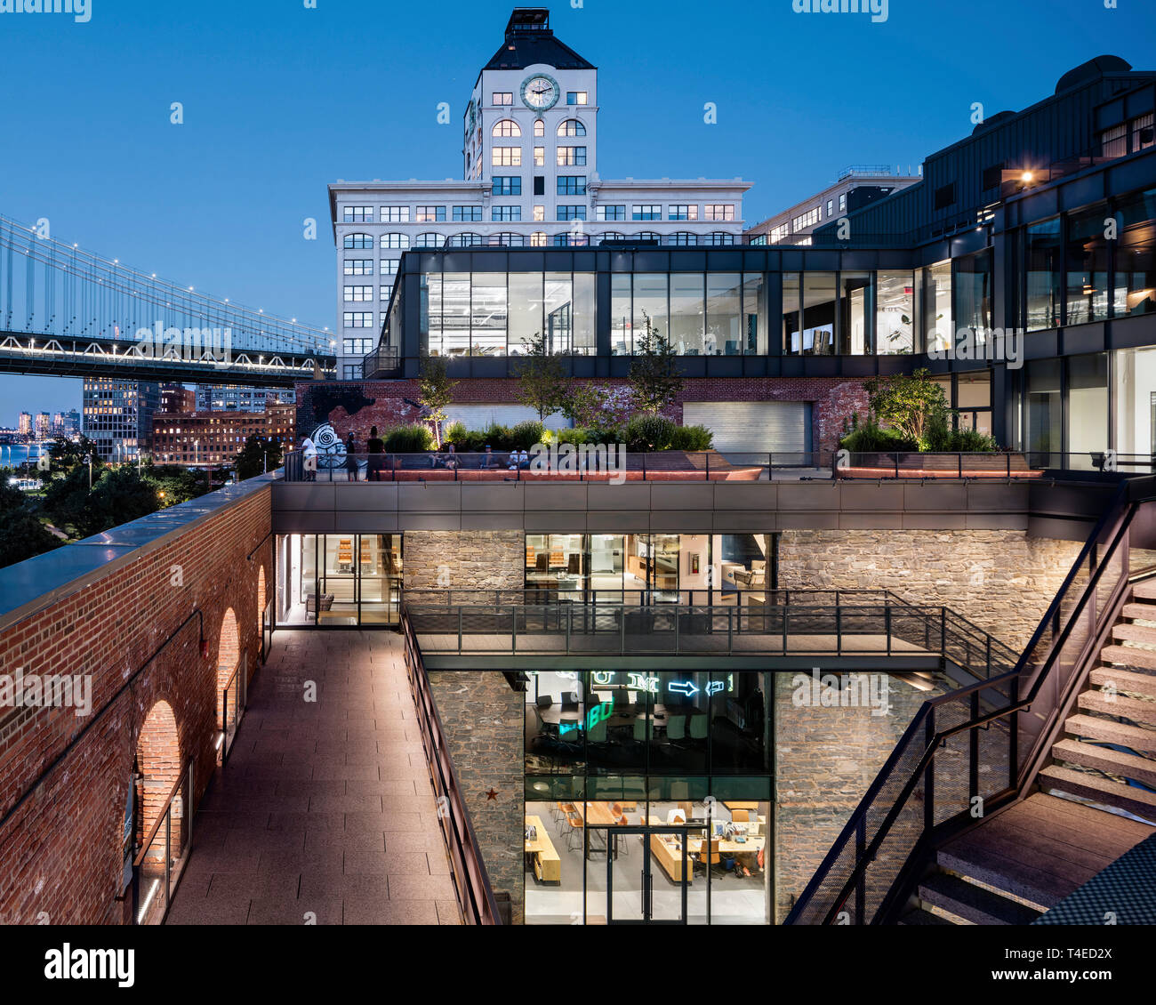 Innenhof und die Dachterrasse hinaus auf das Empire Stores. Empire Stores, Brooklyn, USA. Architekt: Studio V Architektur mit S9 Architektur, 20. Stockfoto