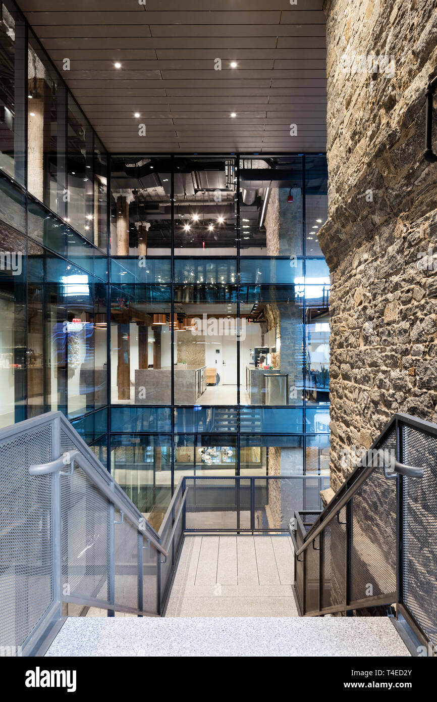 Blick in die Verkaufsräume des Empire Stores aus der offenen Treppe in den Innenhof. Empire Stores, Brooklyn, USA. Architekt: Studio V Ar Stockfoto