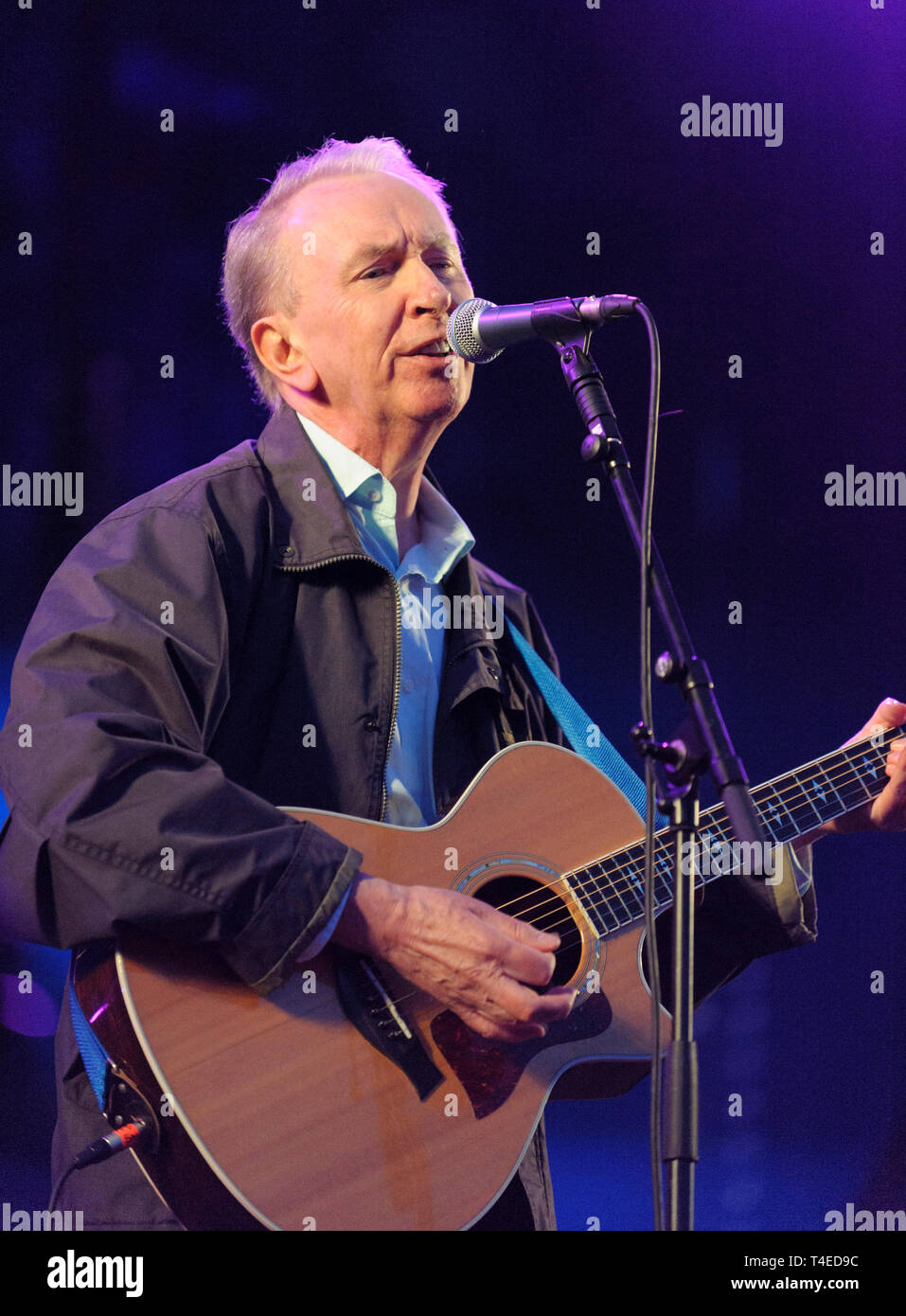 English Folk-rock Sänger, Songschreiber und Gitarrist, Al Stewart durchführen an den Cropredy Festival, UK. August 9, 2014. Stockfoto