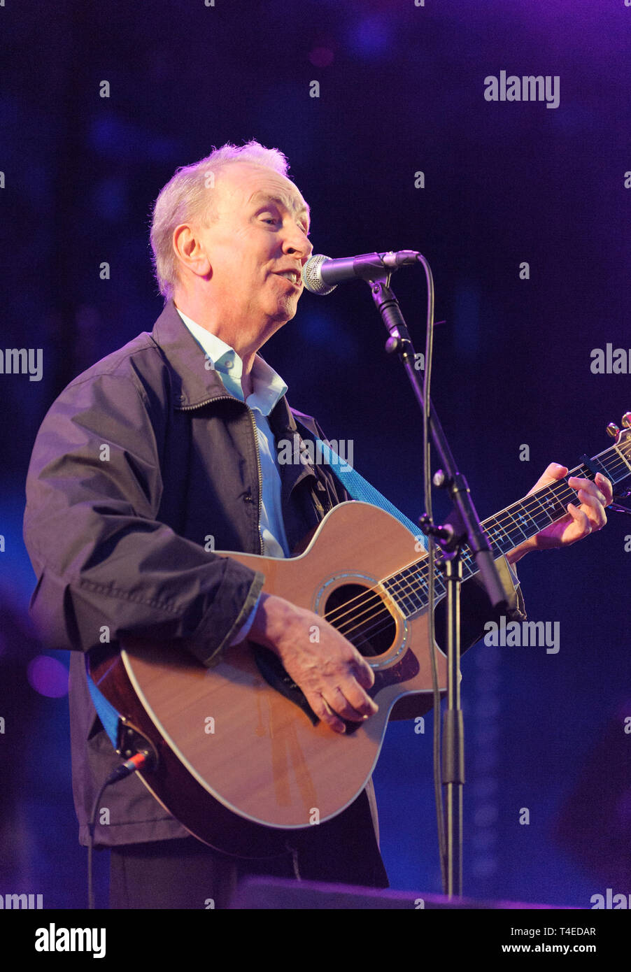 English Folk-rock Sänger, Songschreiber und Gitarrist, Al Stewart durchführen an den Cropredy Festival, UK. August 9, 2014. Stockfoto