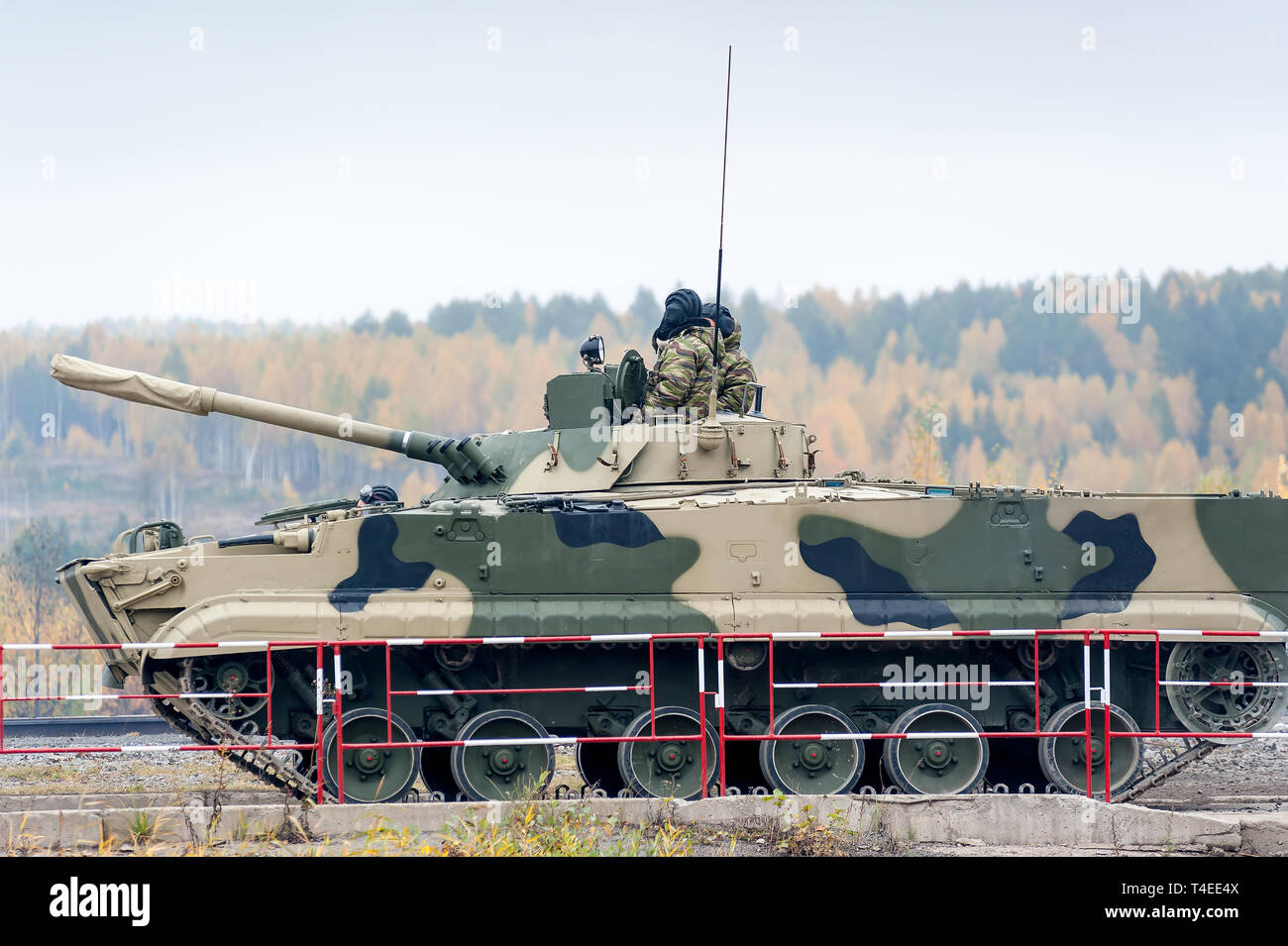 Nizhniy Tagil, Russland - 27. September. 2013: Schützenpanzer BMP-3 M in Bewegung. Russland Expo-2013 Ausstellung Stockfoto