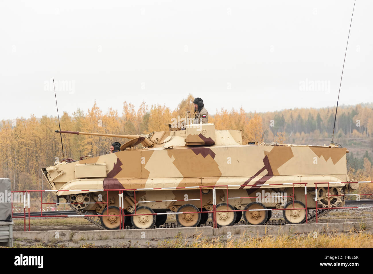 Nizhniy Tagil, Russland - 27. September. 2013: Combat reconnaissance Fahrzeug BRM-3K bewegt sich auf der Demonstration. Russland Expo-2013 Ausstellung Stockfoto