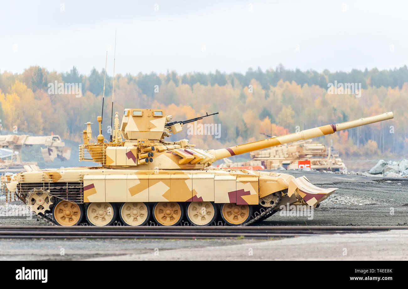 Nizhniy Tagil, Russland - 25. September. 2013: Modernisiert tank T-90. Es bewegt sich auf die Dreharbeiten Demonstration. Russland Expo-2013 Ausstellung Stockfoto