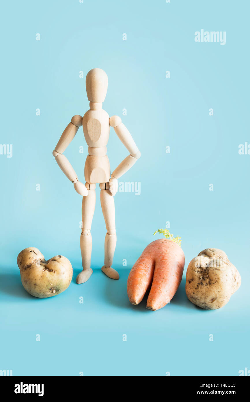 Konzept der organischen im Garten und Anbau von Gemüse. Puppe und große Gemüse, Kartoffeln und Karotten. Stockfoto