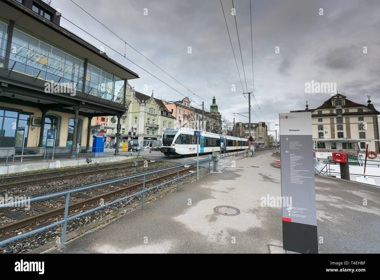 Rorschach, SG/Schweiz - am 8. April, 2019: S-Bahn in den Bahnhof von  Rorschach Hafen am Bodensee Stockfotografie - Alamy