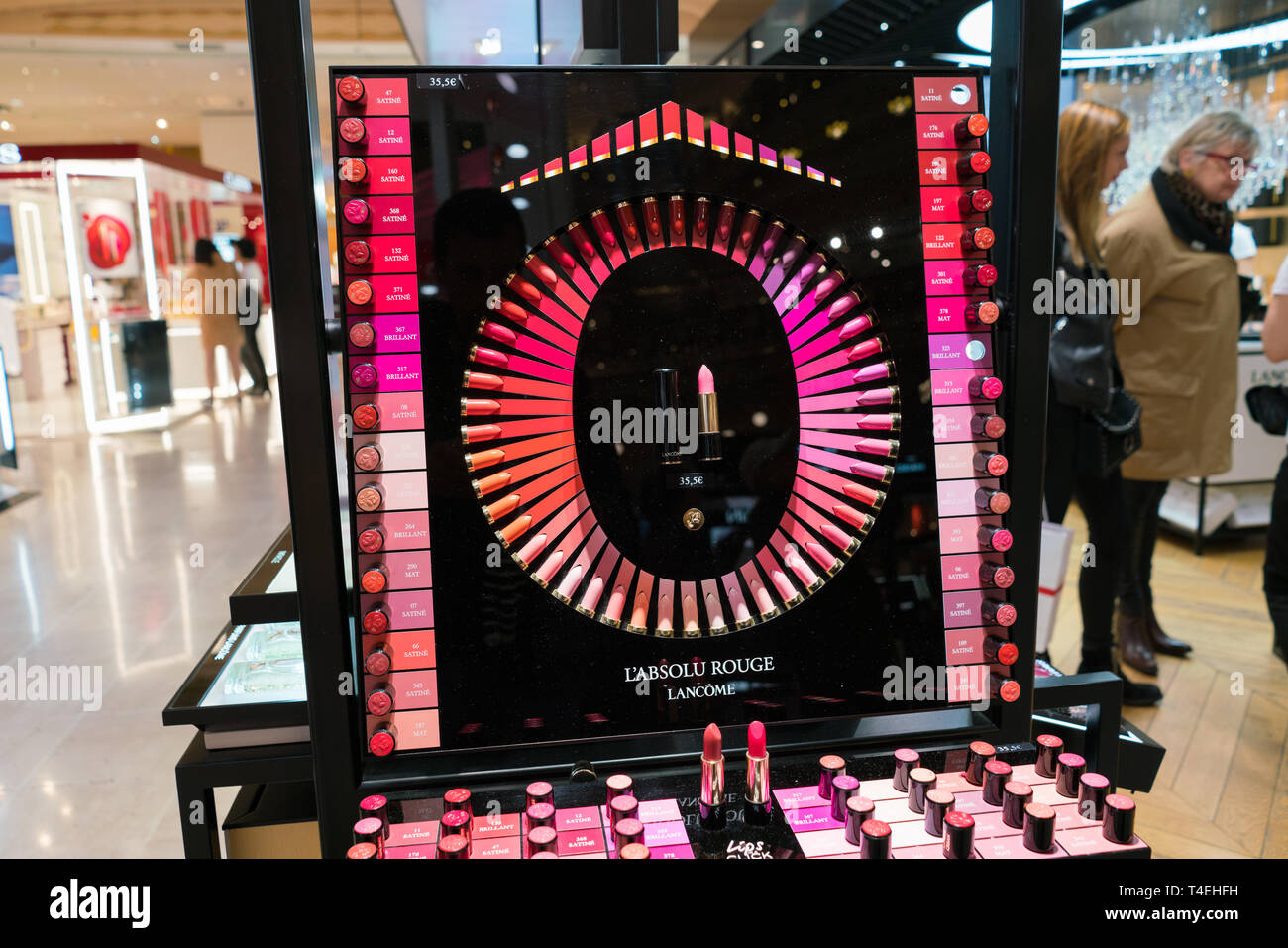 Paris, France - April 3, 2019: Modeboutiquen in der Galeries Lafayette. Stockfoto