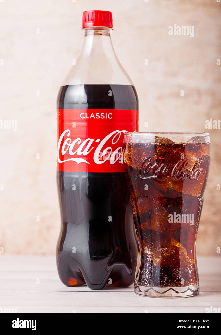 LONDON, UK - August 03, 2018: Plastikflasche und original Glas Original Coca Cola Erfrischungsgetränke auf Holz. Beliebteste Getränk in der Welt Stockfoto