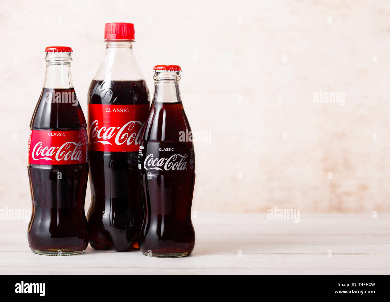 LONDON, UK - August 03, 2018: Kunststoff und Glas Flasche Original Coca Cola Erfrischungsgetränke auf Holz. Beliebteste Getränk in der Welt Stockfoto