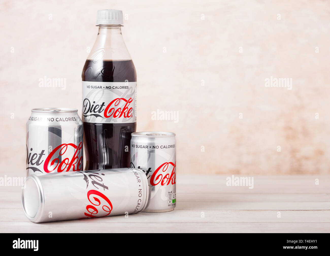 LONDON, UK - August 03, 2018: Plastikflasche und Aluminium Dosen Cola Coca Cola Erfrischungsgetränke auf Holz. Beliebteste Getränk in der Welt Stockfoto