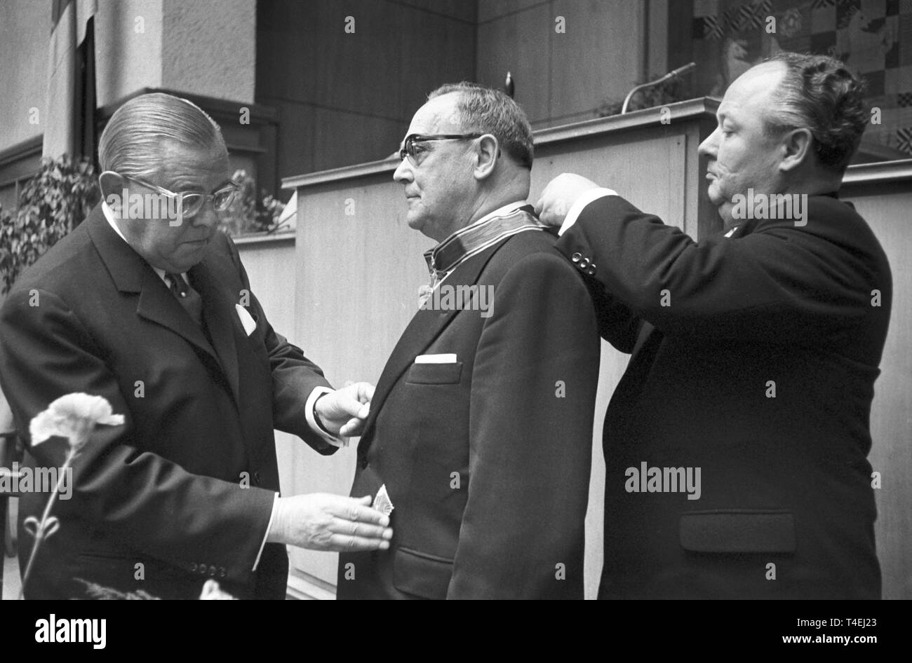 Am 26. Juni 1963, die Einweihung des neuen Präsidenten des Oberlandesgericht Duesseldorf Dr. Hans-Heinrich Thunecke und der neuen Attorney General Ludger Hühnerschulte erfolgt. Das Bild zeigt die ehemaligen Präsidenten des Oberlandesgerichts Werner Baerns (M), der die Reihenfolge des Verdienstordens der Bundesrepublik Deutschland erhält der Minister für Justiz Artur Sträter (l) und seine succedor Hans-Heinrich Thunecke (r). | Verwendung weltweit Stockfoto