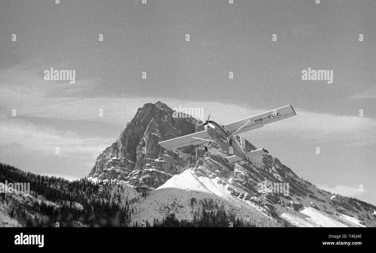 Bild eines ausscheidenden Cessna, im Hintergrund "Tre Cime di Lavaredo' in Südtirol (Archiv Bild vom 28. Januar 1963). | Verwendung weltweit Stockfoto