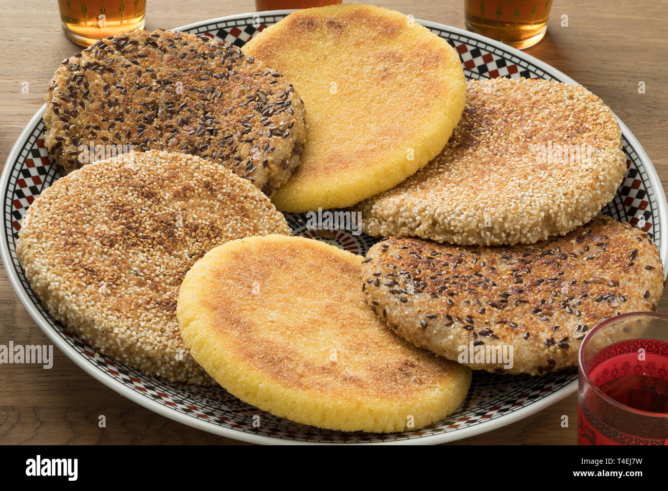 Traditionelles Gericht mit Marokkanischen harcha mit Grieß, Mehrkorn- und Sesamöl, Fladenbrot Nahaufnahme Stockfoto