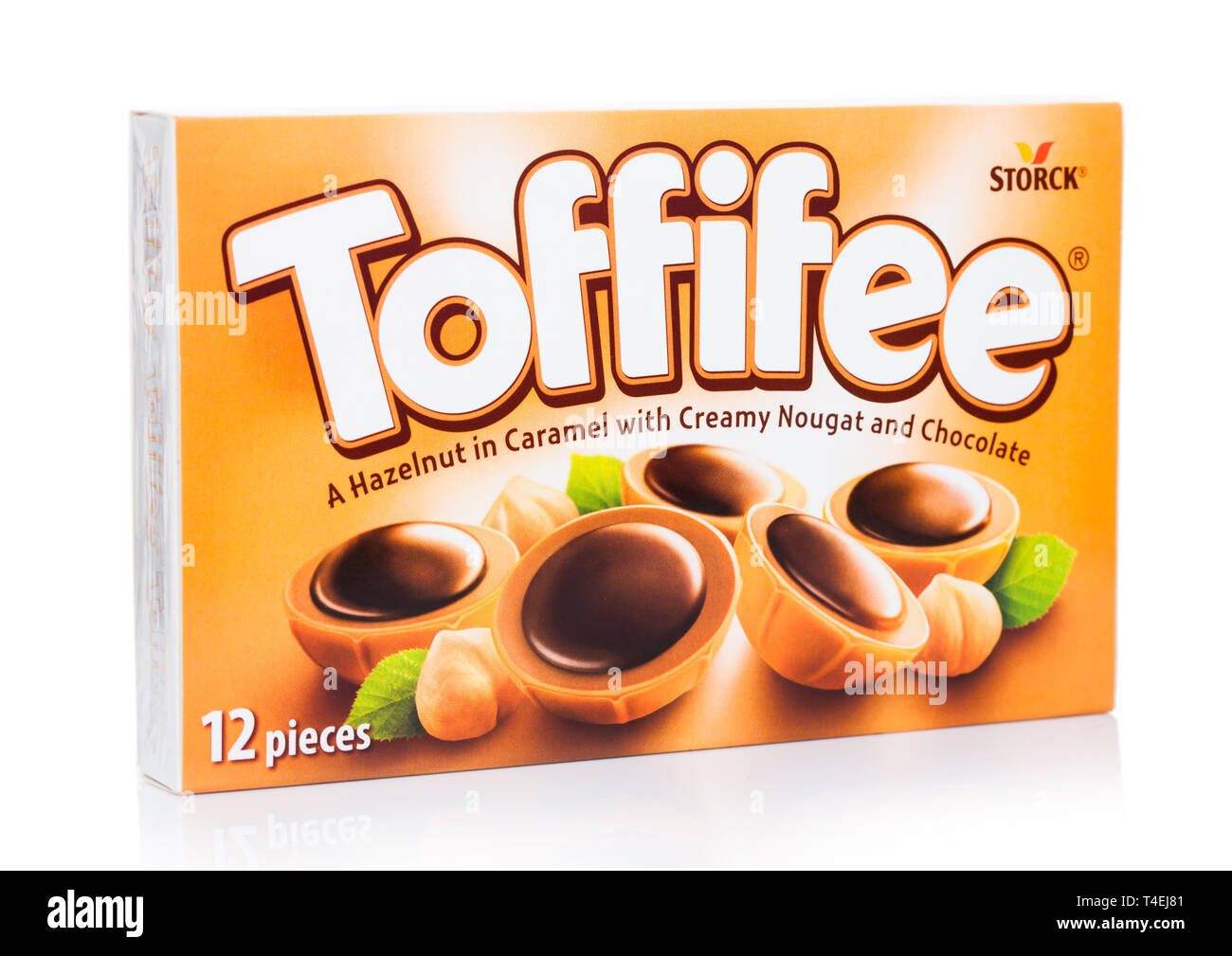 LONDON, Großbritannien - 15 April, 2019: Box von toffifee Süßigkeiten. Eine Haselnuss in Caramel mit cremigem Nougat und Schokolade auf Weiß Stockfoto